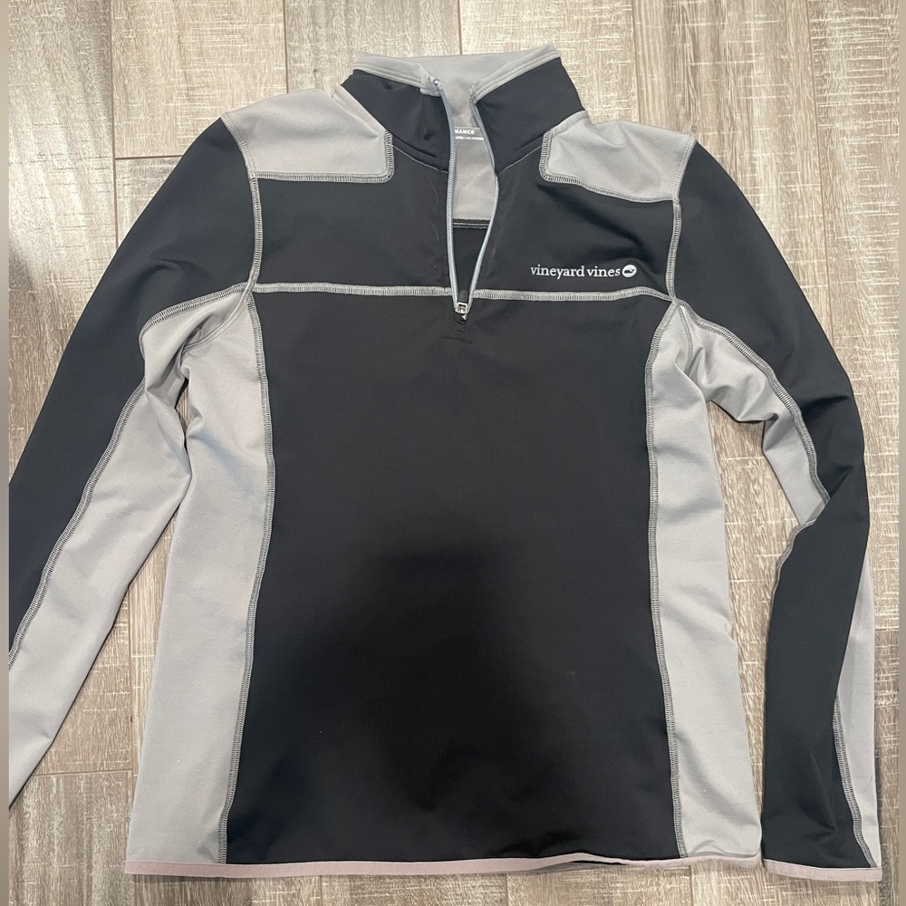 Women’s Vineyard Vines pullover *performance*